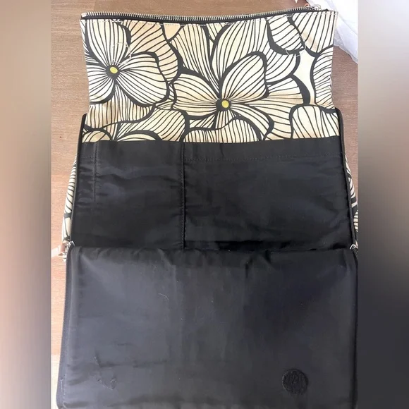 Good conditionPetunia Pickle Bottom PBB Crossbody Clutch (discontinued model) - Picture 8 of 9